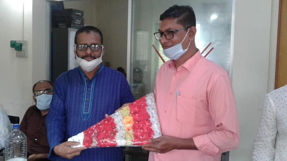 অফিসে দুজন একসাথে ফুলের তোড়া ধরে আছেন