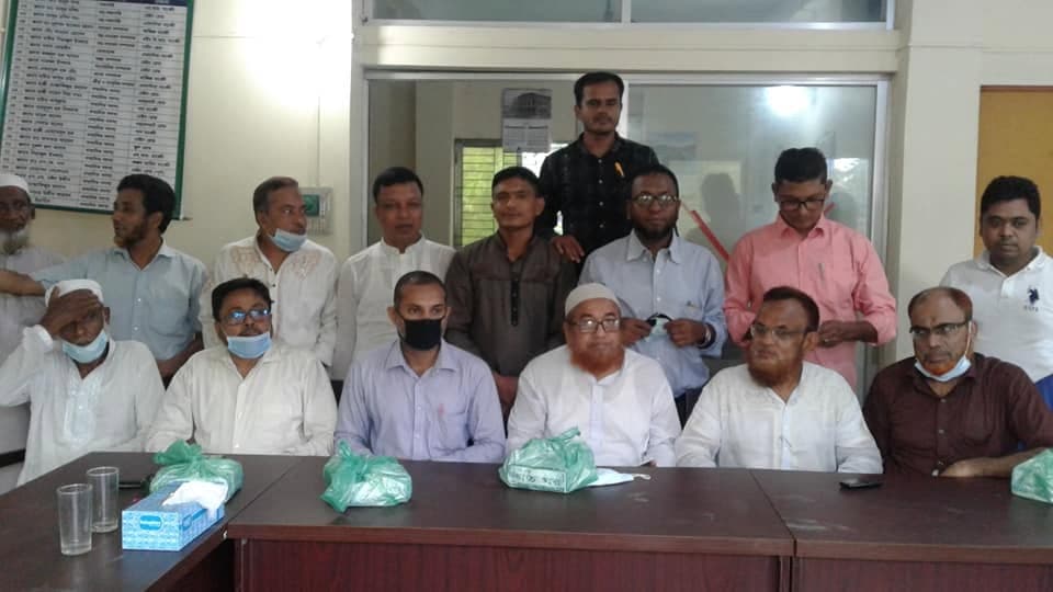 সমিতির অফিসে টেবিলের চারপাশে বসা ও দাঁড়ানো সদস্যদের দলগত ছবি